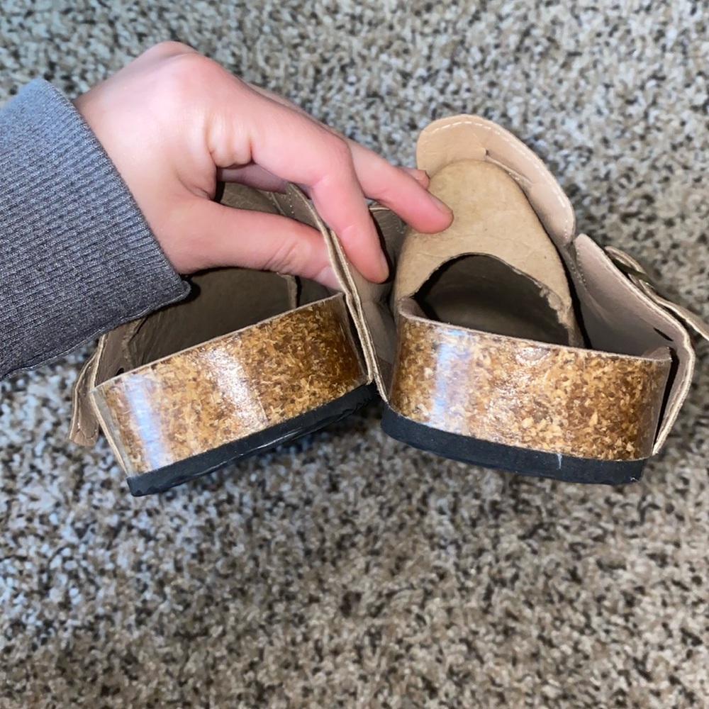 🪿Trendy slip-on tan sandal with adjustable buckle on top! - Picture 5 of 12
